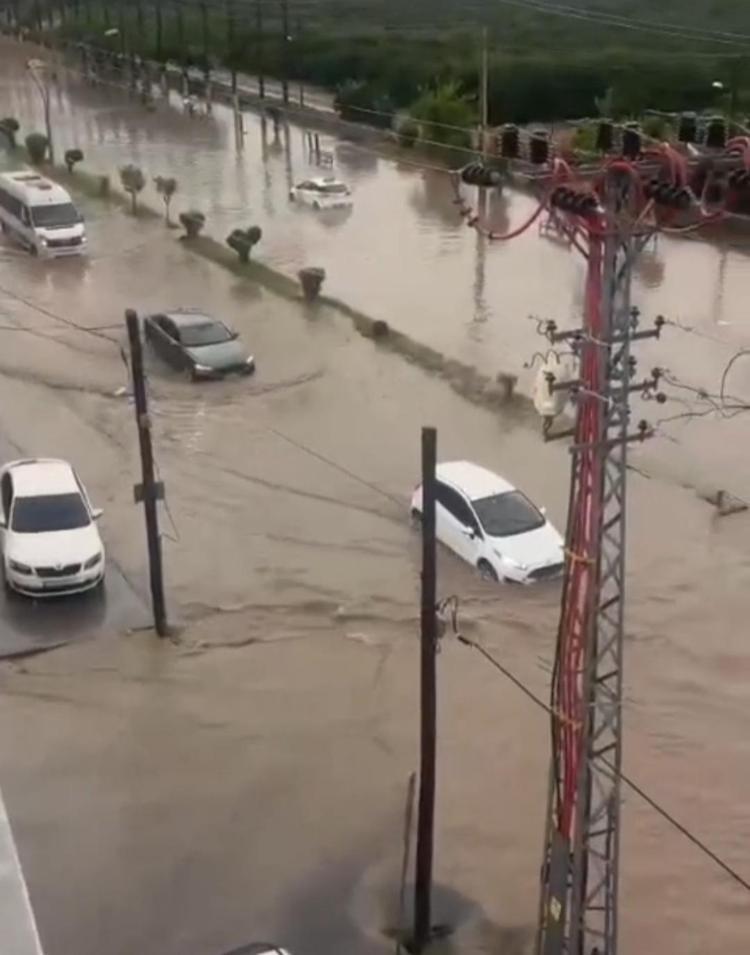 Hatay'da sağanak nedeniyle yollar göle döndü