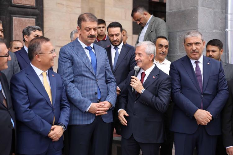 Depremde hasar gören Şeyh Fettullah Camii ibadete açıldı