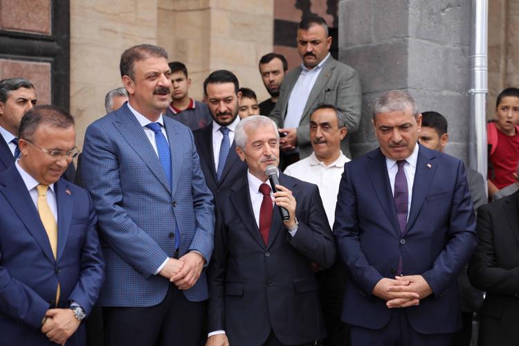 Depremde hasar gören Şeyh Fettullah Camii ibadete açıldı