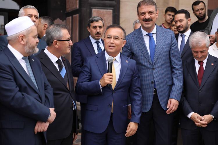 Depremde hasar gören Şeyh Fettullah Camii ibadete açıldı