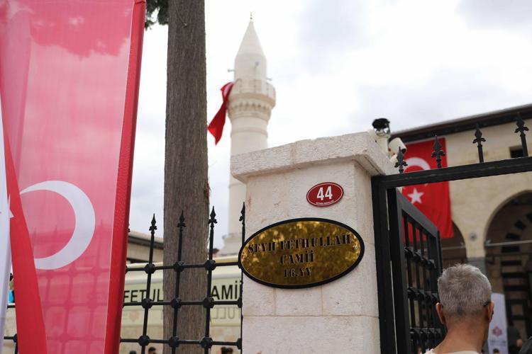 Depremde hasar gören Şeyh Fettullah Camii ibadete açıldı