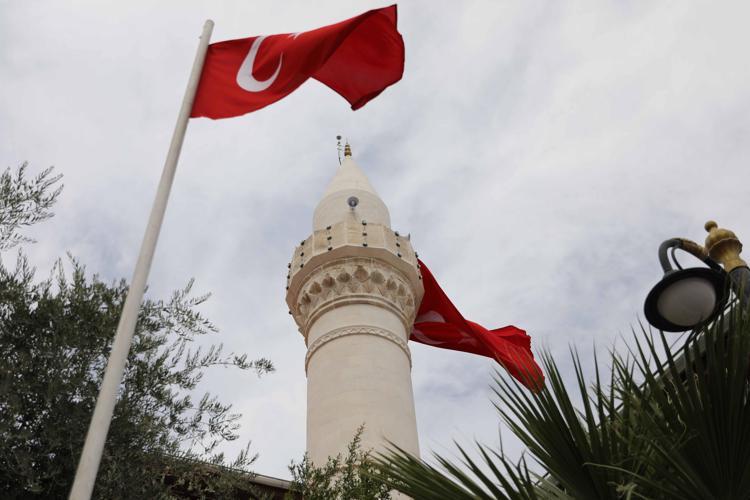 Depremde hasar gören Şeyh Fettullah Camii ibadete açıldı