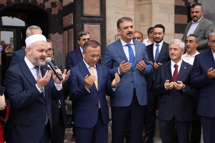 Depremde hasar gören Şeyh Fettullah Camii ibadete açıldı