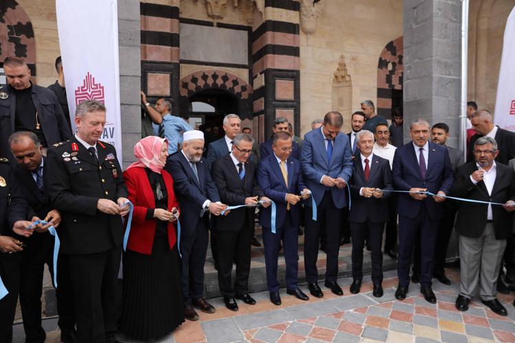 Depremde hasar gören Şeyh Fettullah Camii ibadete açıldı