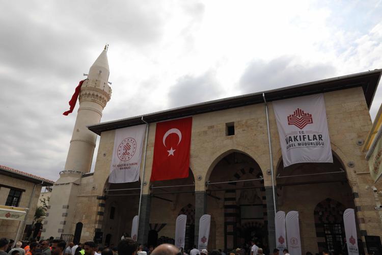 Depremde hasar gören Şeyh Fettullah Camii ibadete açıldı
