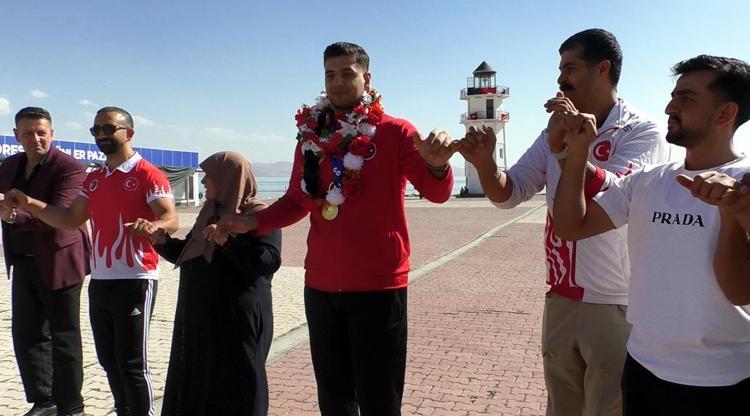 Muay Thai dünya şampiyonu Furkan'a memleketi Van'da coşkulu karşılama
