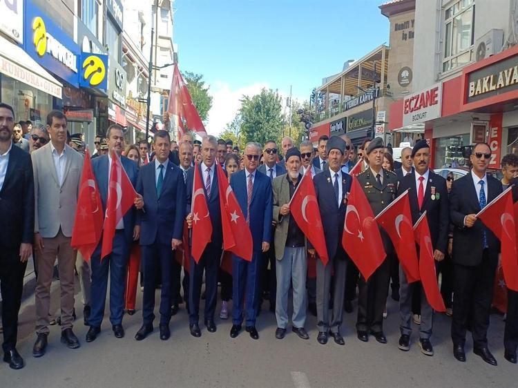 Atatürk'ün sesine benzeyen sesiyle tanınan emekli postacı, Onuncu Yıl Nutku'nu okudu