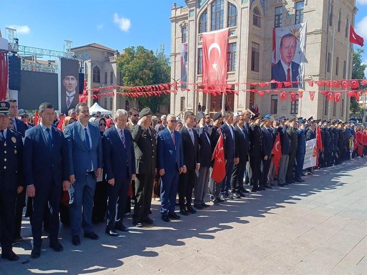 Atatürk'ün sesine benzeyen sesiyle tanınan emekli postacı, Onuncu Yıl Nutku'nu okudu