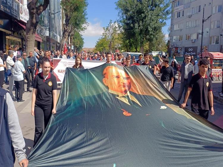 Atatürk'ün sesine benzeyen sesiyle tanınan emekli postacı, Onuncu Yıl Nutku'nu okudu