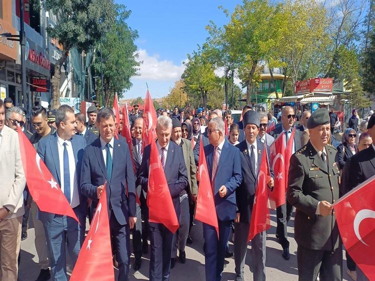 Atatürk'ün sesine benzeyen sesiyle tanınan emekli postacı, Onuncu Yıl Nutku'nu okudu