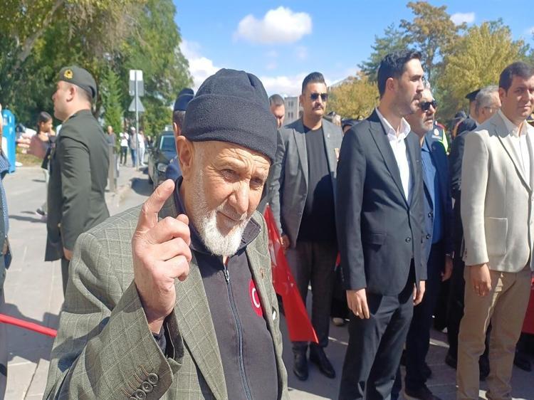 Atatürk'ün sesine benzeyen sesiyle tanınan emekli postacı, Onuncu Yıl Nutku'nu okudu