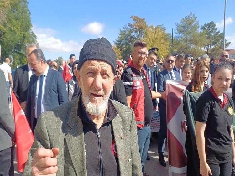 Atatürk'ün sesine benzeyen sesiyle tanınan emekli postacı, Onuncu Yıl Nutku'nu okudu