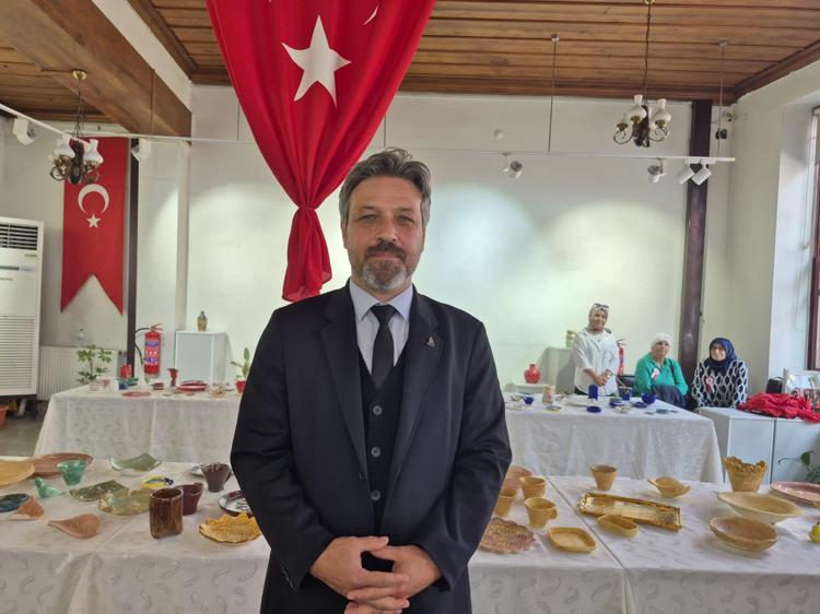Şehit anneleri ve gazi eşlerinden seramik sergisi