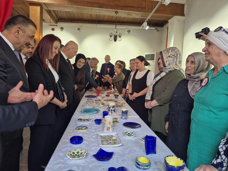 Şehit anneleri ve gazi eşlerinden seramik sergisi