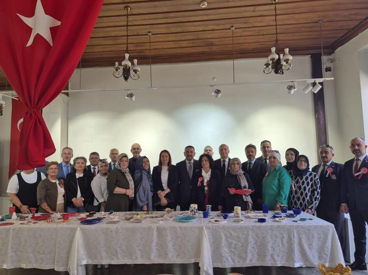 Şehit anneleri ve gazi eşlerinden seramik sergisi