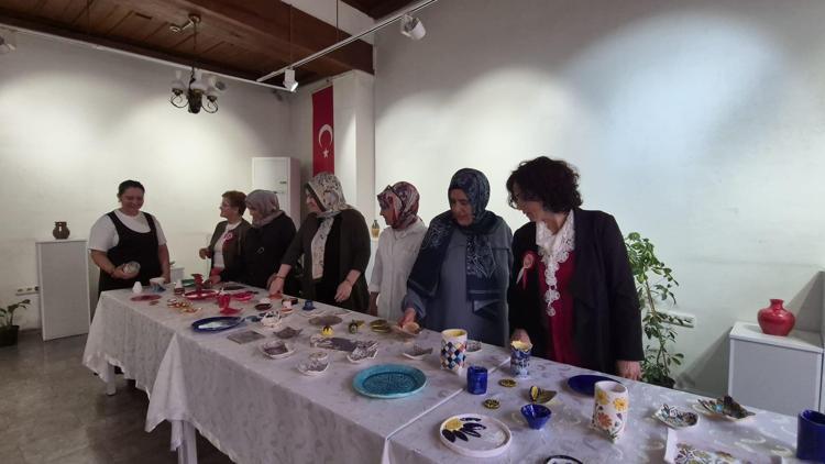 Şehit anneleri ve gazi eşlerinden seramik sergisi