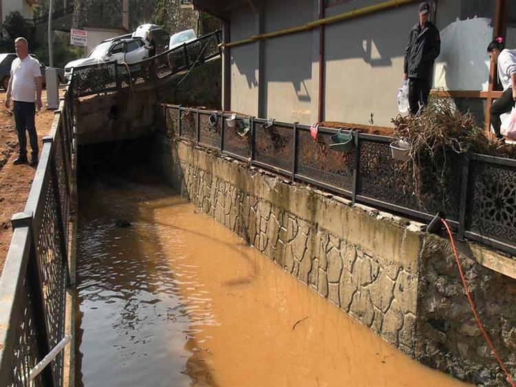 Rize'de sel gitti, çamur kaldı; hasar tespit çalışmaları başladı