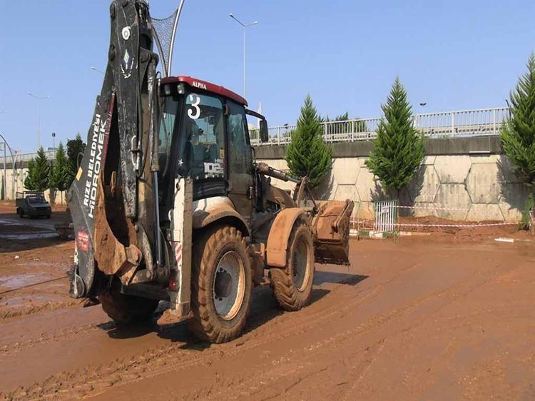 Rize'de sel gitti, çamur kaldı; hasar tespit çalışmaları başladı