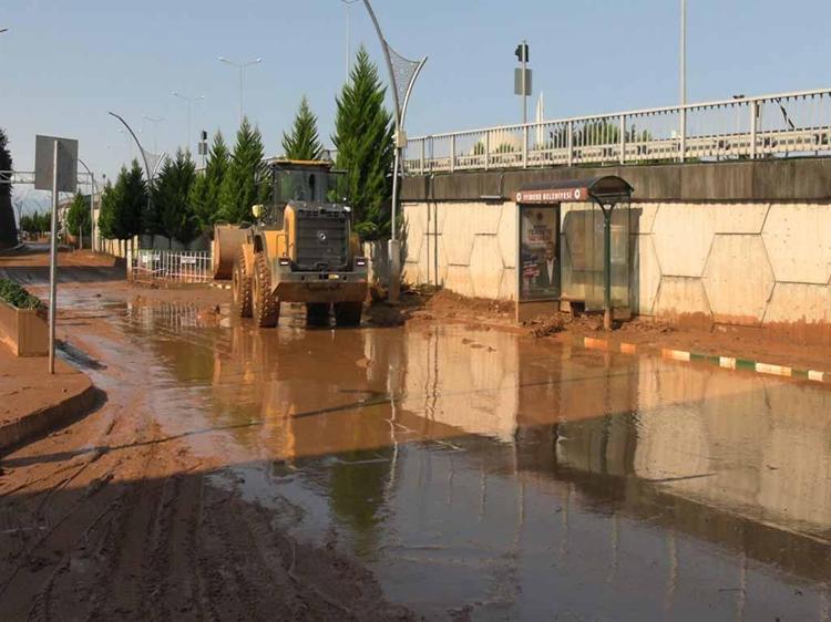 Rize'de sel gitti, çamur kaldı; hasar tespit çalışmaları başladı