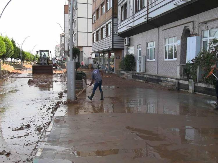 Rize'de sel gitti, çamur kaldı; hasar tespit çalışmaları başladı