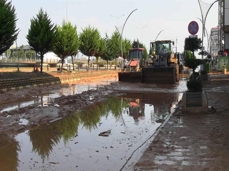 Rize'de sel gitti, çamur kaldı; hasar tespit çalışmaları başladı