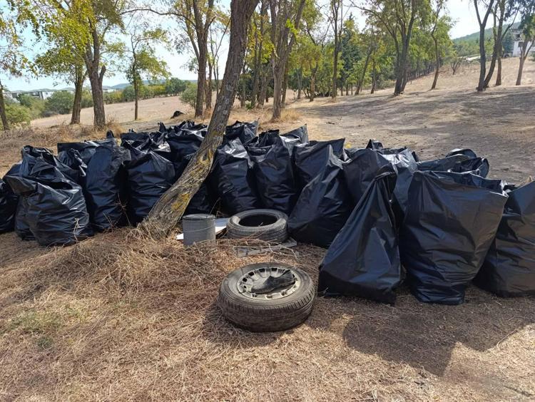'Dünya Temizlik Günü'nde 2 saatte 63 torba atık topladılar