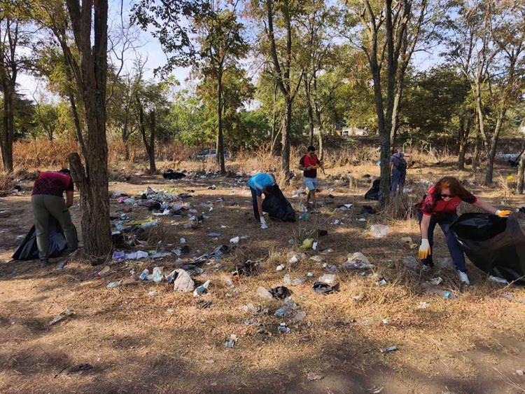 'Dünya Temizlik Günü'nde 2 saatte 63 torba atık topladılar