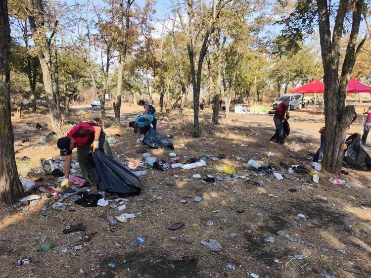 'Dünya Temizlik Günü'nde 2 saatte 63 torba atık topladılar