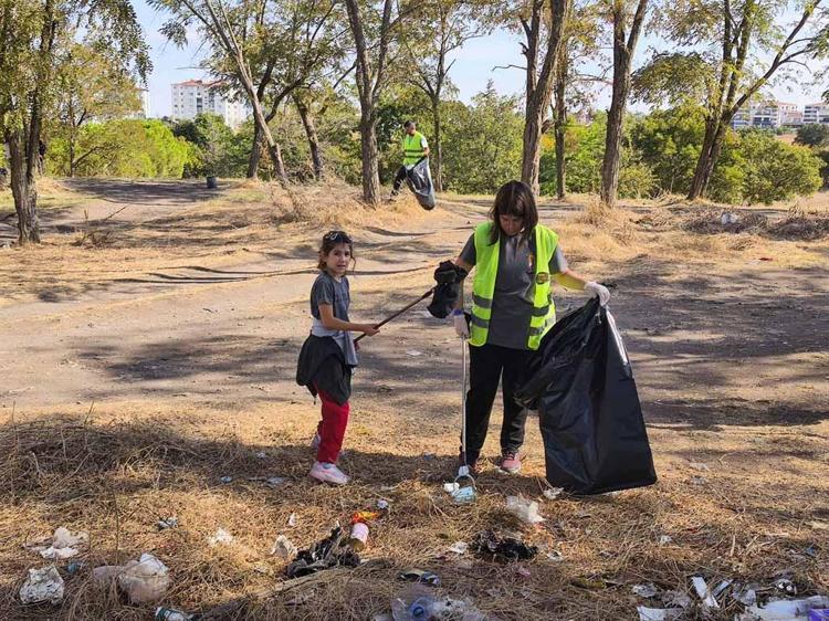 'Dünya Temizlik Günü'nde 2 saatte 63 torba atık topladılar