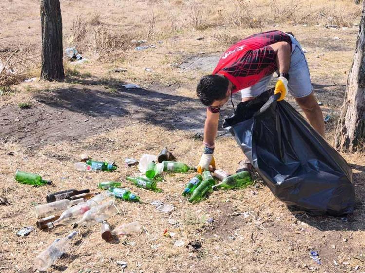 'Dünya Temizlik Günü'nde 2 saatte 63 torba atık topladılar