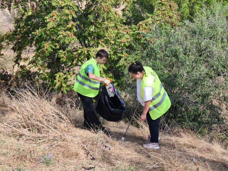 'Dünya Temizlik Günü'nde 2 saatte 63 torba atık topladılar