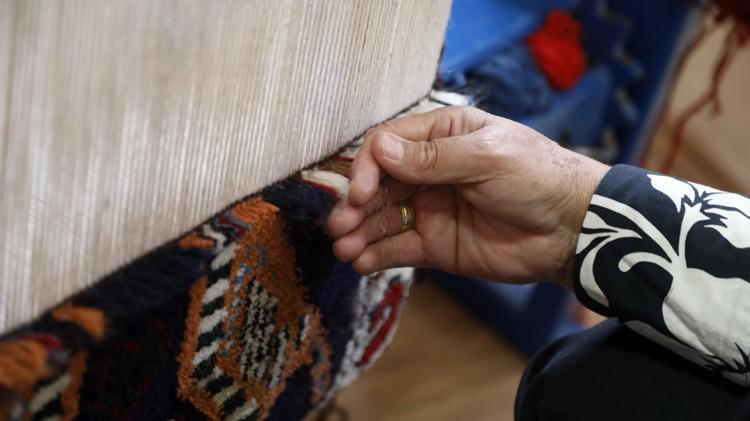 8 yaşında tezgahın başına geçti, 61'inde mirasını geleceğe taşıyor