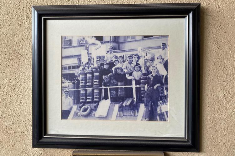 Gelişen teknolojiye rağmen zanaatlarını sürdüren baba-oğul ürettikleri sobaları ihraç ediyor