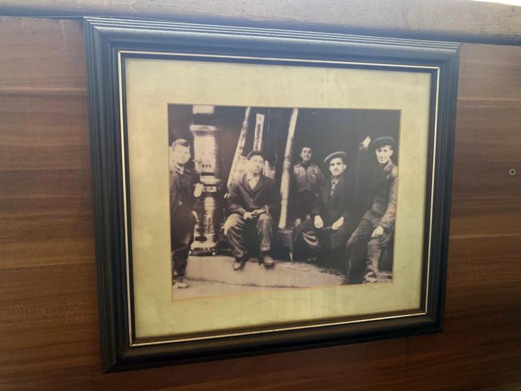 Gelişen teknolojiye rağmen zanaatlarını sürdüren baba-oğul ürettikleri sobaları ihraç ediyor