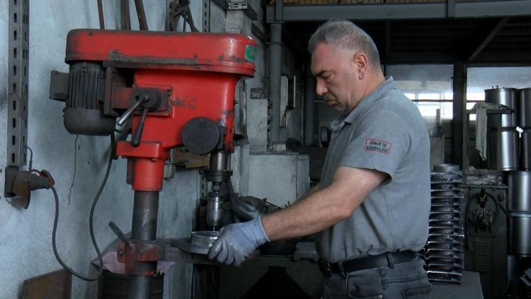 Gelişen teknolojiye rağmen zanaatlarını sürdüren baba-oğul ürettikleri sobaları ihraç ediyor
