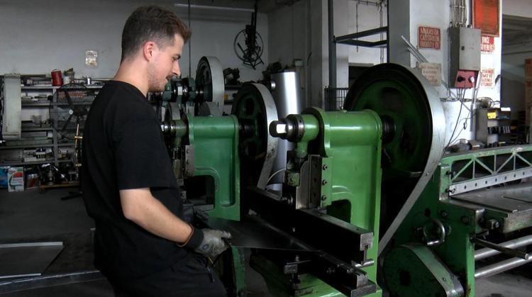 Gelişen teknolojiye rağmen zanaatlarını sürdüren baba-oğul ürettikleri sobaları ihraç ediyor