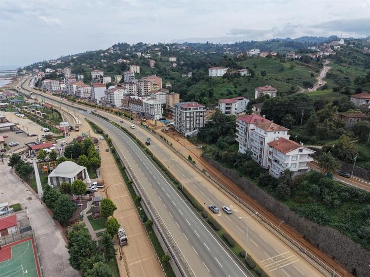 Rize'de heyelanlı bölgede çay hasadı