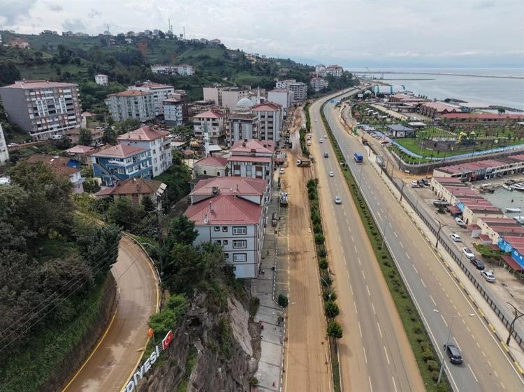 Rize'de heyelanlı bölgede çay hasadı