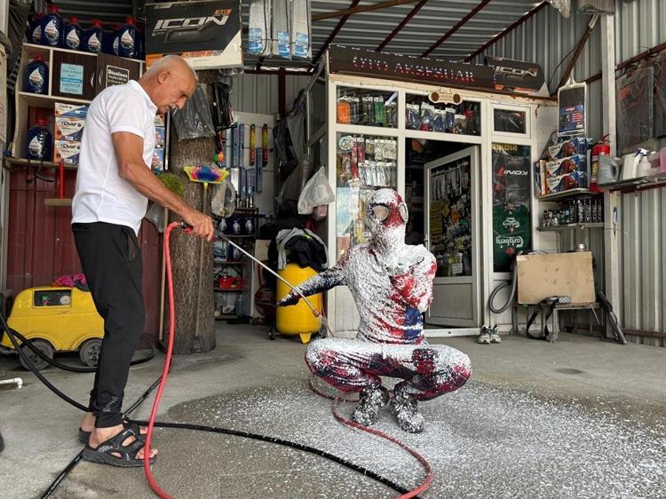 Türkiye’yi gezen Örümcek Adam’ı hortumla yıkadılar