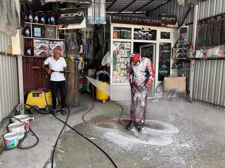 Türkiye’yi gezen Örümcek Adam’ı hortumla yıkadılar