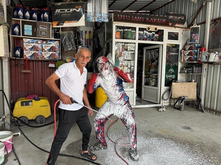 Türkiye’yi gezen Örümcek Adam’ı hortumla yıkadılar