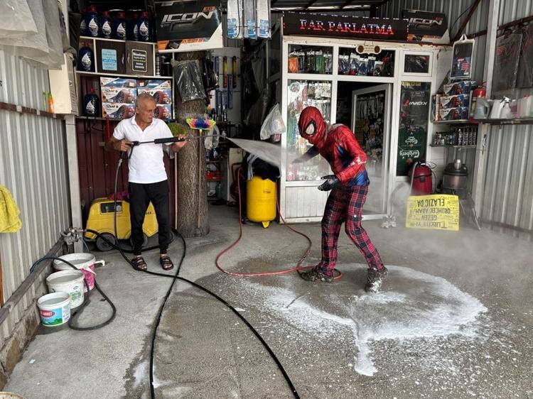 Türkiye’yi gezen Örümcek Adam’ı hortumla yıkadılar