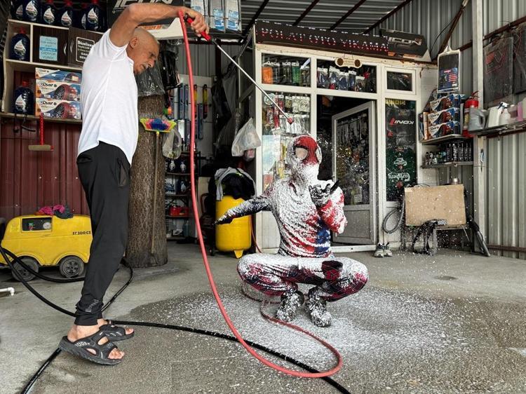 Türkiye’yi gezen Örümcek Adam’ı hortumla yıkadılar