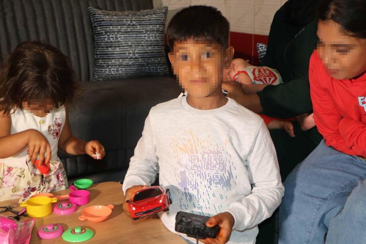Adana’da ahırda yaşayan kadın ve çocukları, Bakan Çiftçi'nin talimatıyla eve yerleştirildi