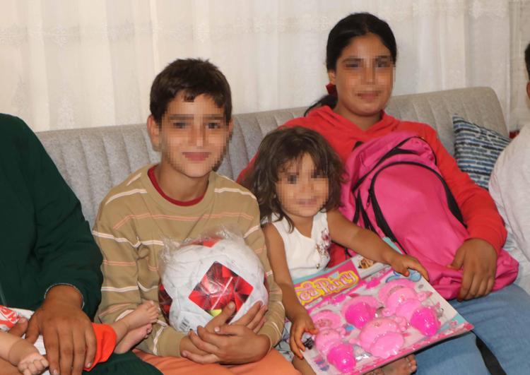 Adana’da ahırda yaşayan kadın ve çocukları, Bakan Çiftçi'nin talimatıyla eve yerleştirildi