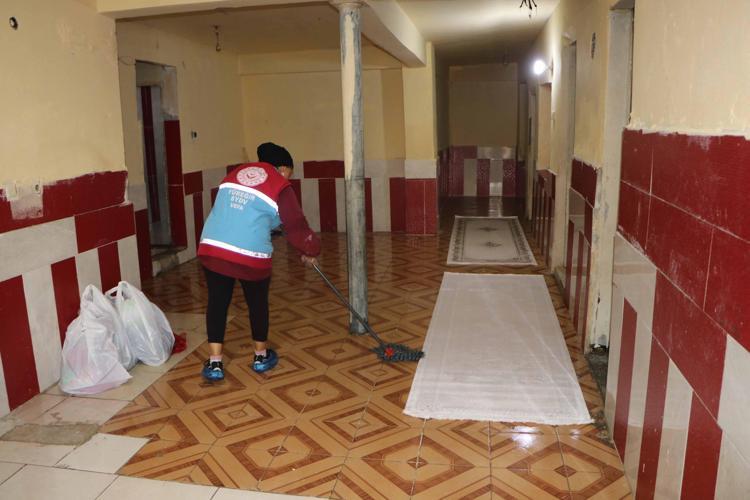 Adana’da ahırda yaşayan kadın ve çocukları, Bakan Çiftçi'nin talimatıyla eve yerleştirildi