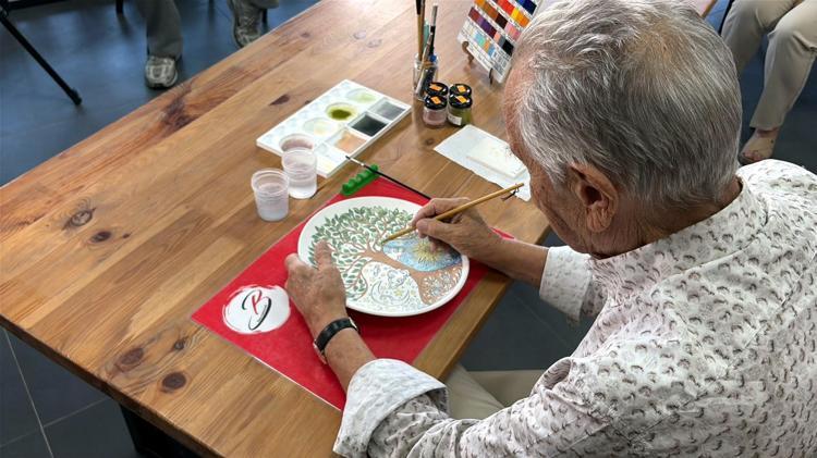 Demans hastası, 86 yaşında çiniyle hayata bağlandı