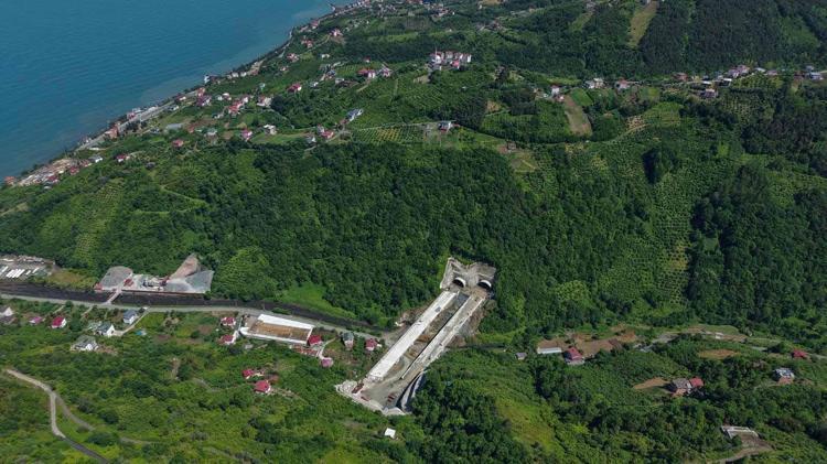 Dağlar deliniyor sahil yolu nefes alıyor; 54 kilometrelik güzergaha 3 şeritli yol