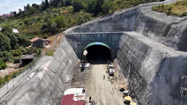Dağlar deliniyor sahil yolu nefes alıyor; 54 kilometrelik güzergaha 3 şeritli yol