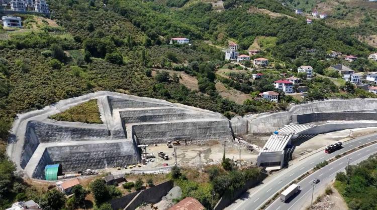 Dağlar deliniyor sahil yolu nefes alıyor; 54 kilometrelik güzergaha 3 şeritli yol